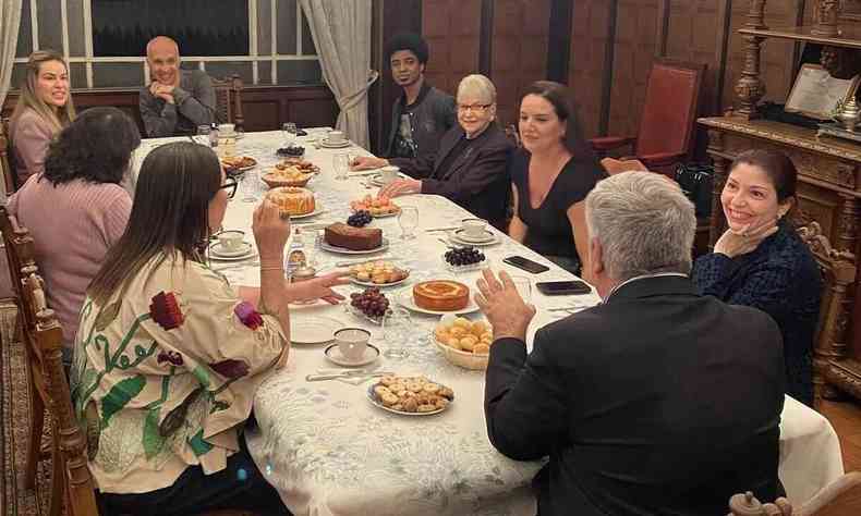 Na Academia Mineira de Letras, mesa de chá com convidados do presidente Rogério Tavares, que está de costas para a câmera