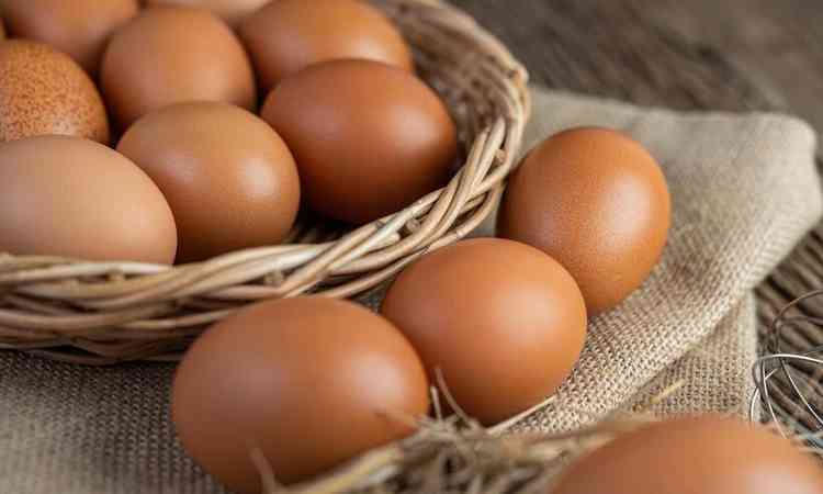 ovos de galinha em uma cesta de palha