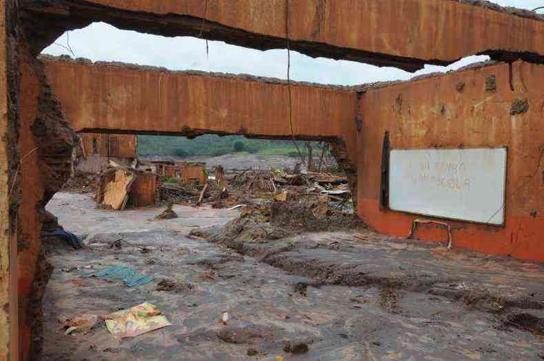 EScola de Bento Rodrigues foi destruda pelo mar de lama de rejeitos que desceu da Barragem do Fundo em 5 de novembro(foto: Tulio Santos/EM/D.A Press)