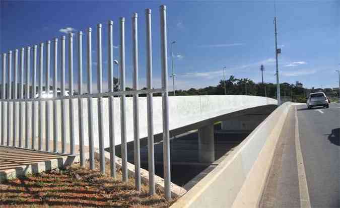 Imagem atual do Viaduto Jos Alencar com contenes de 1,30m de largura por 3,70m de altura(foto: Leandro Couri/EM DA Pres)