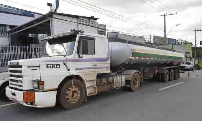 Carreta com 30 mil litros de diesel estava sendo descarregada(foto: Polcia Civil/Divulgao)
