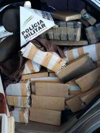 A droga estava dividia em diversos tabletes(foto: Polcia Militar/Divulgao)