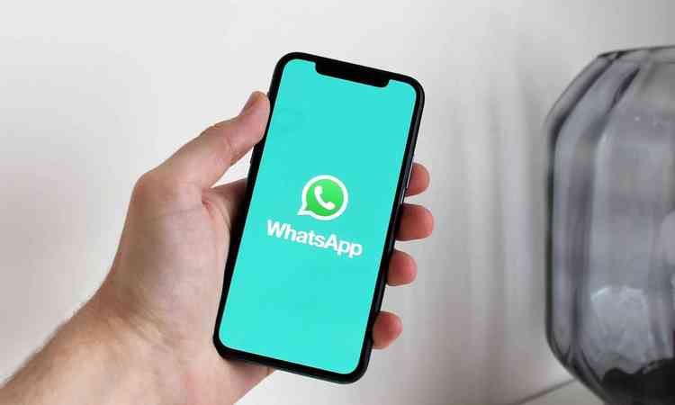 celular com WhatsApp 
