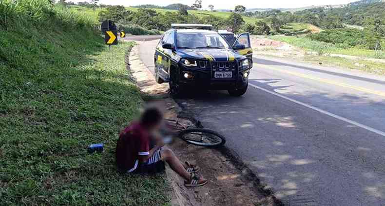 O jovem tinha o plano de pedalar cerca de 2 mil quilmetros para conhecer a garota(foto: PRF/Divulgao)