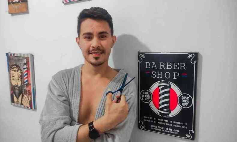 Empresário Rodney Araújo, de 28 anos, em sua barbearia 