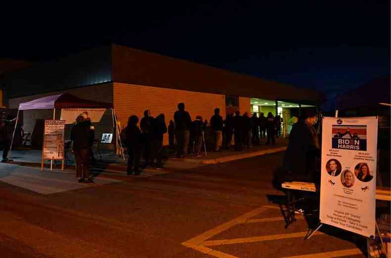 Eleitores chegaram bem cedo aos locais de votao(foto: ANDREW CABALLERO-REYNOLDS / AFP)