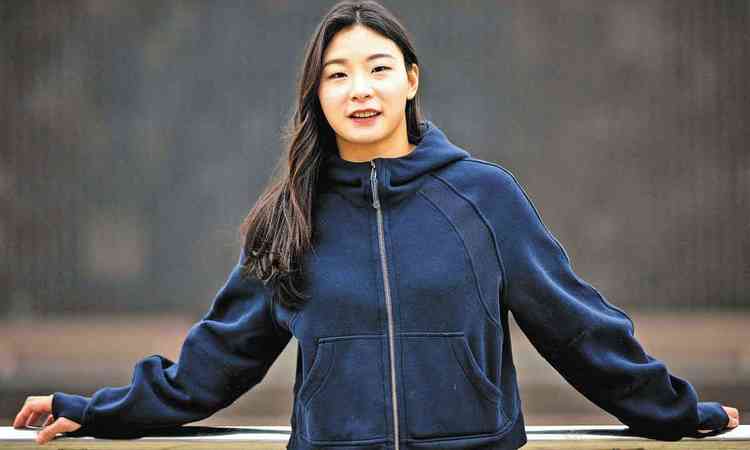Jang Eun-sil, sul-coreana que pratica luta livre, usa agasalho azul-marinho e sorri para a cmera