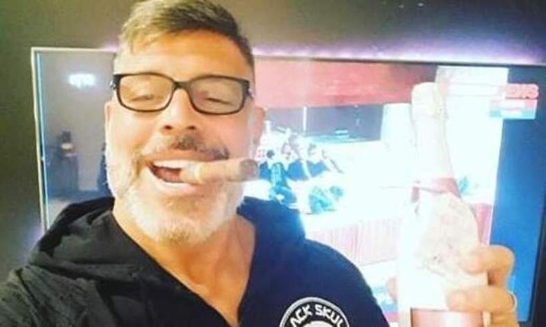 Alexandre Frota fuma cigarro e toma champanhe