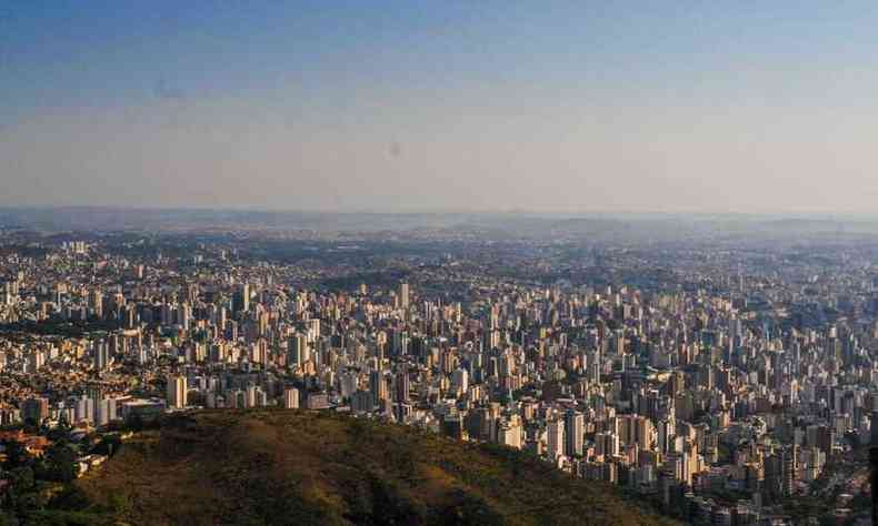 Vista da cidade de Belo Horizonte por volta das 8h40 deste domingo(foto: Leandro Couri/EM/DA Press)