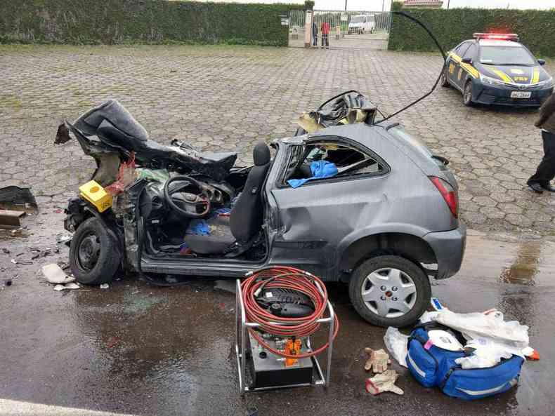 Impacto da batida destruiu o carro de passeio envolvido na coliso(foto: PRF/Divulgao)