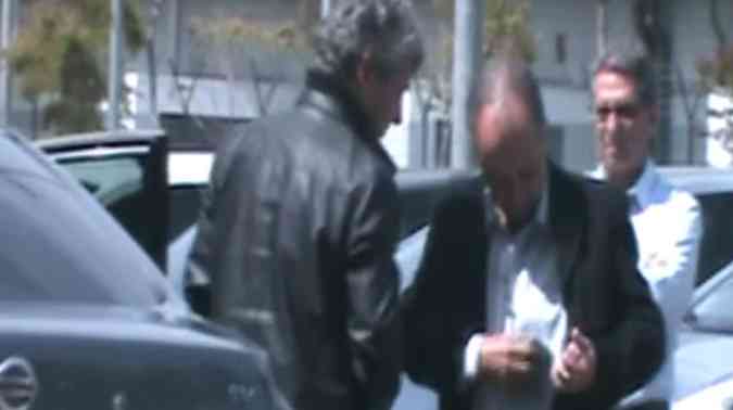 Investigadores flagram o encontro dos assessores de Acio e Perrella - esse ltimo guarda no bolso da jaqueta parte do dinheiro(foto: Reproduo/ TV Globo/ Polcia Federal)