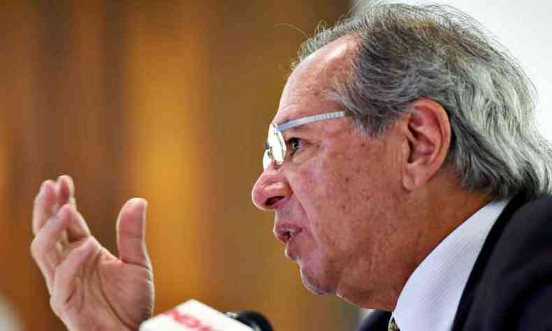 Assessoria do ministro Paulo Guedes avalia antecipar 13 de aposentados e reeditar corte de salrios (foto: Olivier Douliery/AFP - 25/11/19)