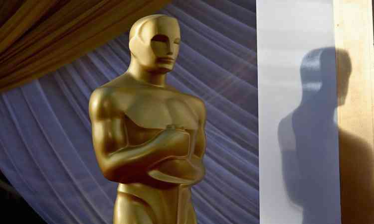 Estatueta do Oscar em dimenses humanas  porta de teatro em Los Angeles