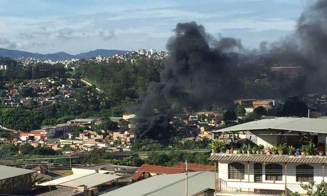 Nuvem de fumaça se espalhou pela região e pôde ser vista no Bairro Vista Alegre (foto: Guilherme Paranaíba: EM/ D.A Press) Nuvem de fumaça se espalhou pela região e pôde ser vista no Bairro Vista Alegre (foto: Guilherme Paranaíba: EM/ D.A Press)