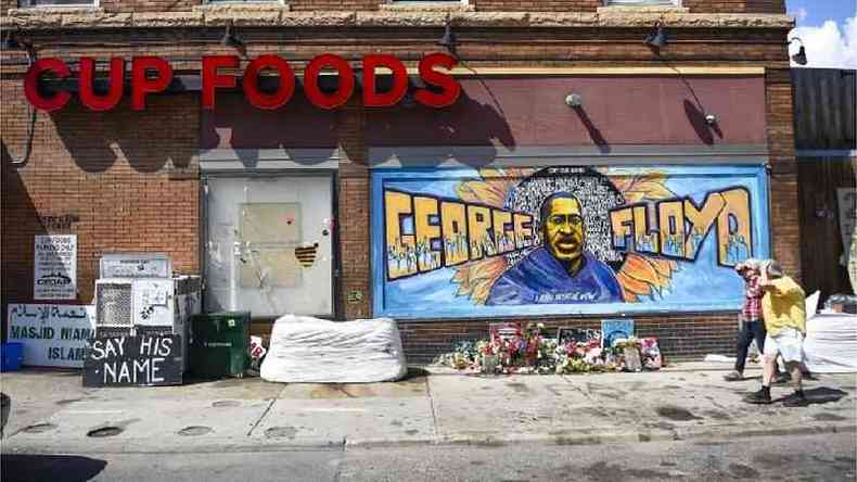 Homenagens a Floyd no local em que ele foi morto h um ano, em Minneapolis(foto: EPA/CRAIG LASSIG)