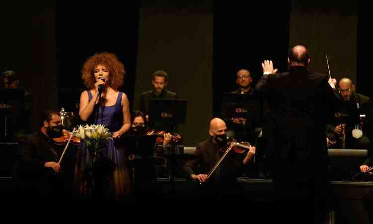 Vanessa da Mata canta ao microfone, acompanhada pela Orquestra Opus
