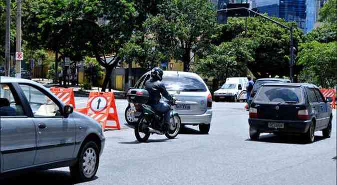 Motorista faz converso proibida  esquerda na Avenida Brasil(foto: Ramon Lisboa/EM/D.A Press)
