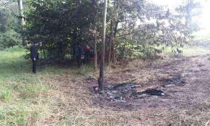 Me e filha incendiaram o corpo e o carro da vtima, s margens da rodovia SP-215(foto: Polcia Civil/Divulgao)