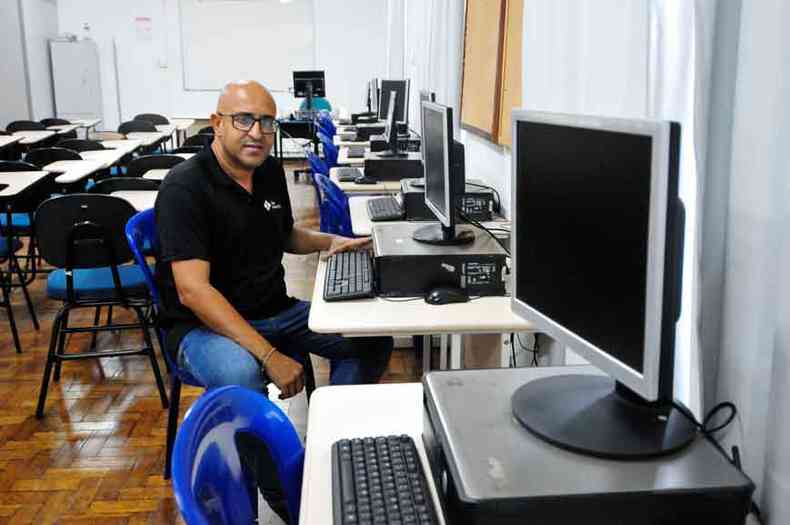 O funcionrio da Ramacrisna Almir Dialarcon  espera de computadores doados na sede da instituio no Carlos Prates, em Belo Horizonte(foto: Gladyston Rodrigues/EM/D.A Press)