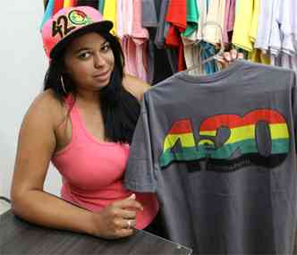 Dalhane Lima vende bons e camisas com o smbolo 4:20 no Centro de BH, mas apoia veto em colgio: 