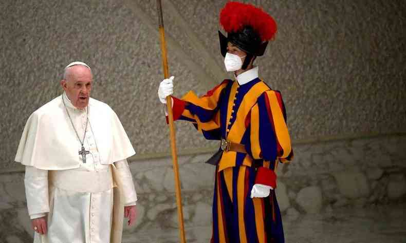 Papa Francisco e um guarda do Vaticano