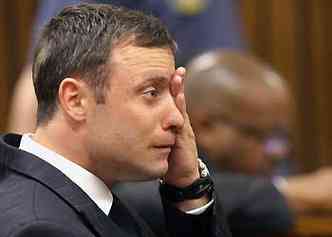 Pistorius se emociona ao ouvir a deciso da Justia sul-africana que o inocentou de cometer crime premeditado(foto: Reuters/Kim Ludbroo)
