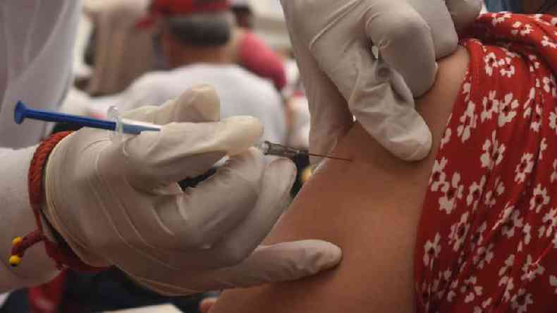 Os pases com uma campanha de imunizao mais adiantada, como Israel e Reino Unido, j registram reduo nos casos graves e nas hospitalizaes por covid-19(foto: Getty Images)