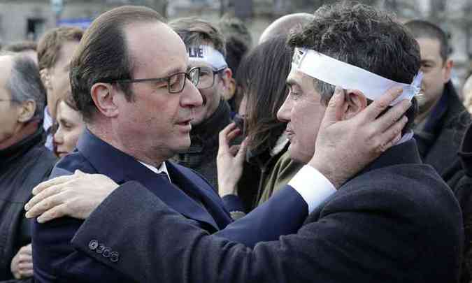 Hollande conforta o sobrevivente do ataque ao semanrio, Patrick Pelloux (foto: PHILIPPE WOJAZER / POOL / AFP)