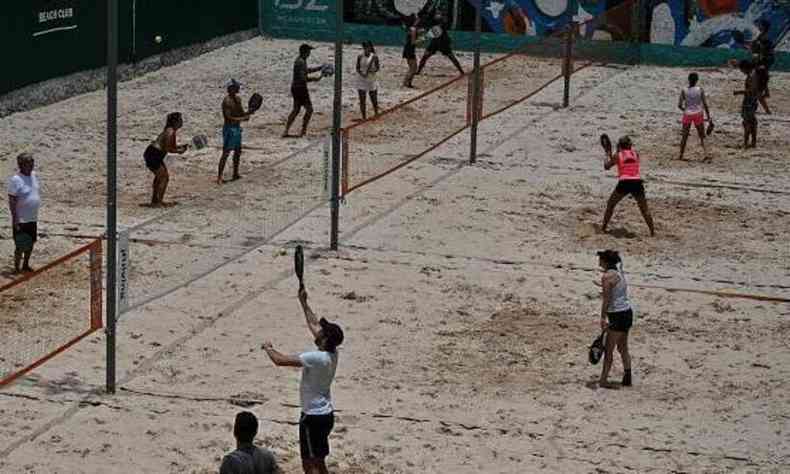 Vrios grupos jogando beach tennis