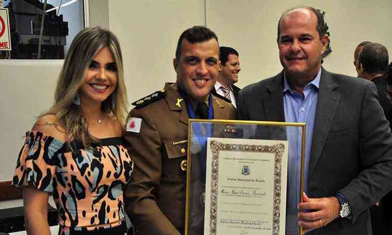 Em 2018, o Ten Cel Figueiredo recebeu a Ordem do Braso, ao lado de sua esposa Marcela e do prefeito de Valadares, Andr Merlo(foto: Redes Sociais/Reproduo)