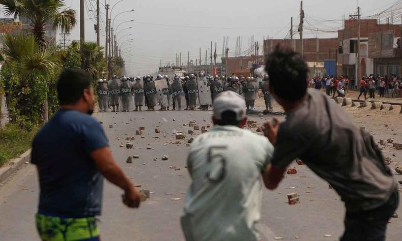 População bloqueia ruas e rodovias do Peru em protestos contra Pedro Castillo(foto: Gian MASKO / AFP) Lima, Peru