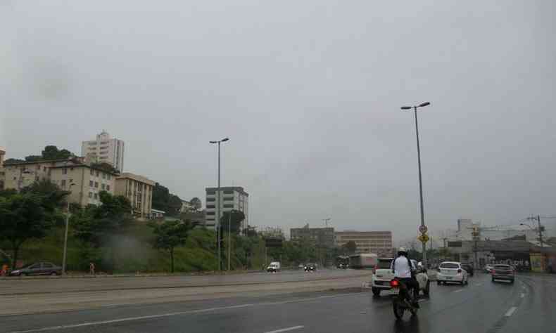 Chuva nesta manh, na Avenida Antnio Carlos, na Lagoinha (foto: Gladyston Rodrigues/ EM/ D.A Press)