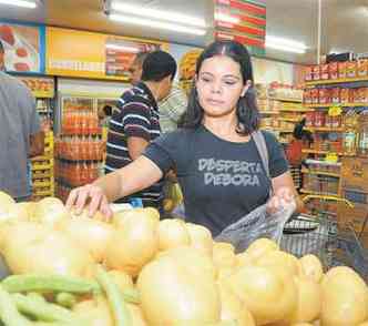 A vendedora Valdenia Bretas trocou marcas de produtos e mesmo assim gastos com comida subiram(foto: CRISTINA HORTA/EM/D.A PRESS)