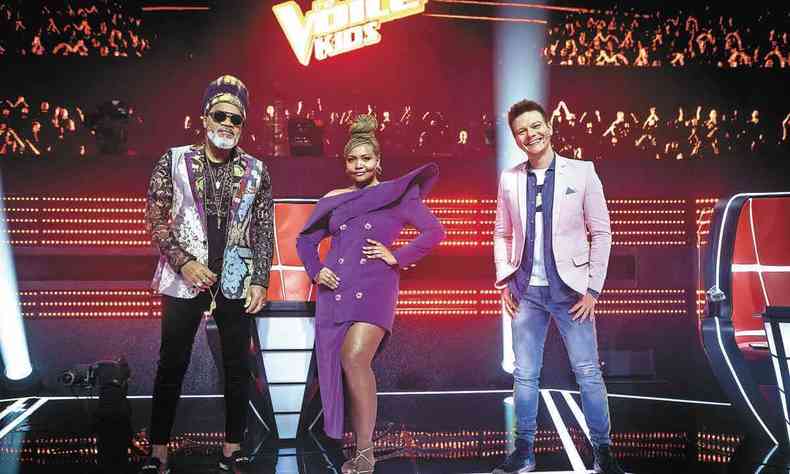 Carlinhos Brown, Gaby Amarantos e Michel Tel posam no cenrio do programa 'The voice kids'