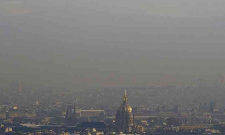 Palcio dos Invlidos, em Paris, est esfumaado pela poluio(foto: PATRICK KOVARIK/AFP)