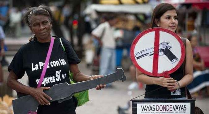 População colombiana está confiante que país viva tempos de paz com as negociações entre governo e guerrilhas(foto: Luis ROBAYO/AFP) População colombiana está confiante que país viva tempos de paz com as negociações entre governo e guerrilhas(foto: Luis ROBAYO/AFP)