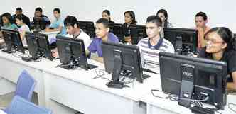 Jovens aprendizes durante aula do curso de assistente administrativo do Instituto Espro(foto: Maria Tereza Correia/EM/D.A Press)