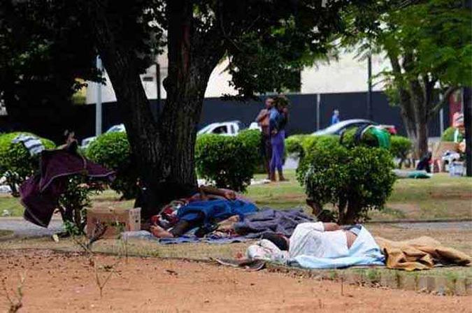 Moradores na Praça Raul Soares: estima-se que pelo menos 5 mil pessoas vivem em situação de rua em BH (foto: Gladyston Rodrigues/EM/D.A Press) Moradores na Praça Raul Soares: estima-se que pelo menos 5 mil pessoas vivem em situação de rua em BH (foto: Gladyston Rodrigues/EM/D.A Press)