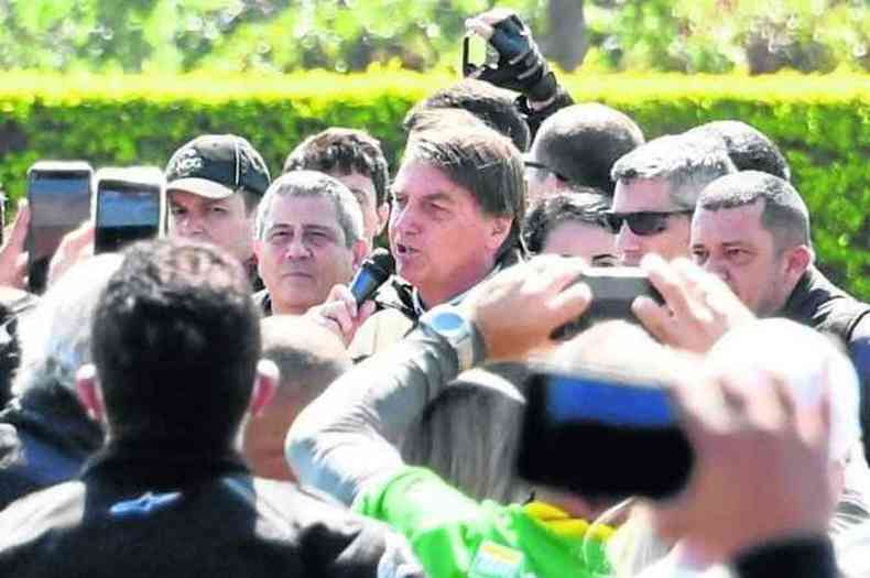 Bolsonaro, no domingo, aglomerando: parlamentares veem tentativa do presidente de desestabilizar instituições(foto: Evaristo Sá/AFP)