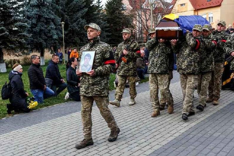Funeral de soldado ucraniano em Uzhhorod(foto: Reuters) Funeral de soldado ucraniano em Uzhhorod