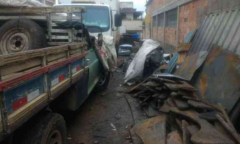 A carga de ferro gusa foi encontrada em um caminho em um bairro de Contagem(foto: Divulgao PMMG)