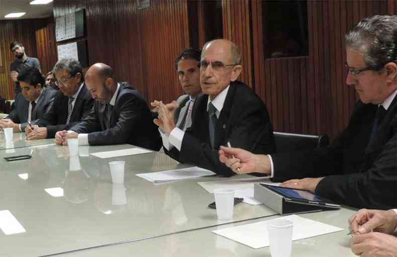 Deputados da oposio foram ontem a Braslia pedir ao CNJ que impea o TJ de liberar os depsitos judiciais(foto: Gustavo Aureliano/Divulgao)