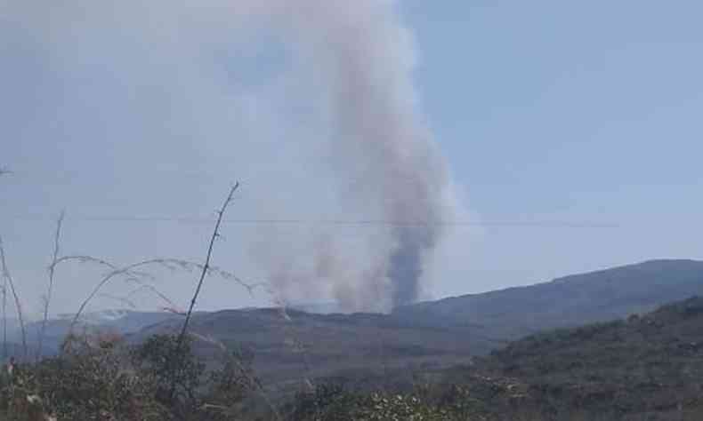 Coluna de fumaa vista no local na manh desta segunda(foto: Brigada de Incndio/Divulgao)