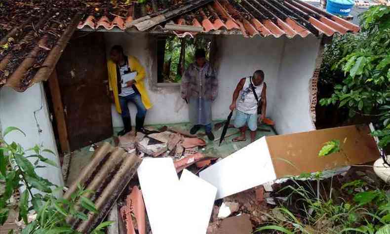 A terra atingiu uma casa em construo no Taquaril, ferindo um operrio que trabalhava no local(foto: Defesa Civil/Divulgao)