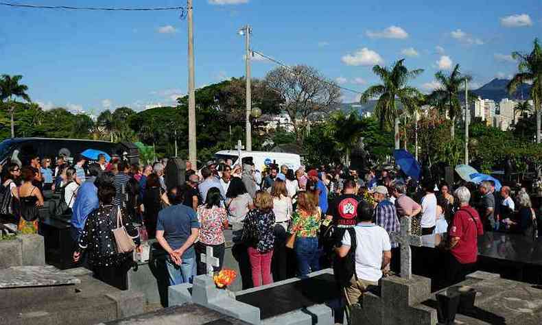 Corpo de docente Antnio Leite Alves Radicchi foi enterrado no Cemitrio do Bonfim sob forte comoo, em tarde de muito sol (foto: Gladyston Rodrigues/EM/D.A Press)