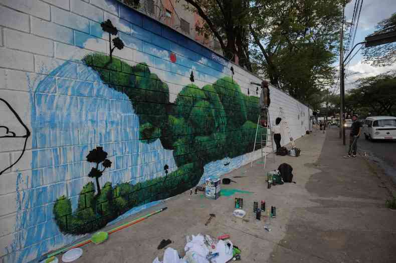 Artistas pintam grafite 