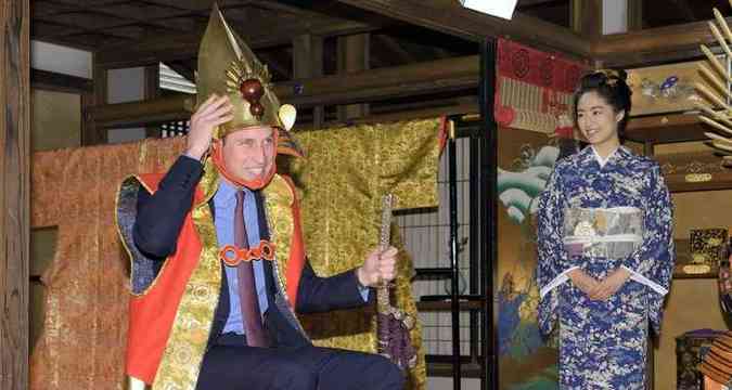 Prncipe William vestiu a rica indumentria e o elmo de um samurai durante uma visita aos estdios da rede de televiso japonesa NHK(foto: AFP PHOTO )