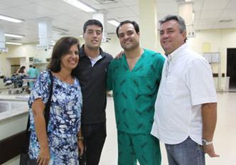 O cirurgião geral Leonardo Porto ao lado do jovem Guilherme Frauche e seus pais Gonçalo e Andréa Frauche em recente visita ao Hospital João XXIII (foto: Alexandra Marques ) O cirurgião geral Leonardo Porto ao lado do jovem Guilherme Frauche e seus pais Gonçalo e Andréa Frauche em recente visita ao Hospital João XXIII (foto: Alexandra Marques )