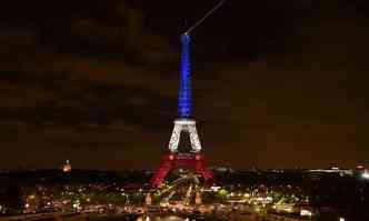 Torre foi iluminada com as cores da bandeira francesa nessa segunda-feira(foto: ERIC FEFERBERG/AFP)