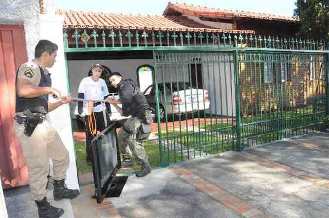 Peritos retiram TV da residncia para fazer a percia(foto: Paulo Filgueiras/EM DA Press)